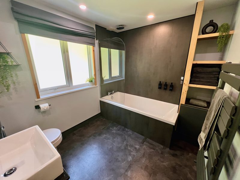 Main bathroom: bath and rainfall shower