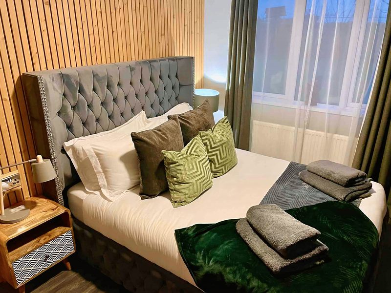 Bedroom 2: king-size
