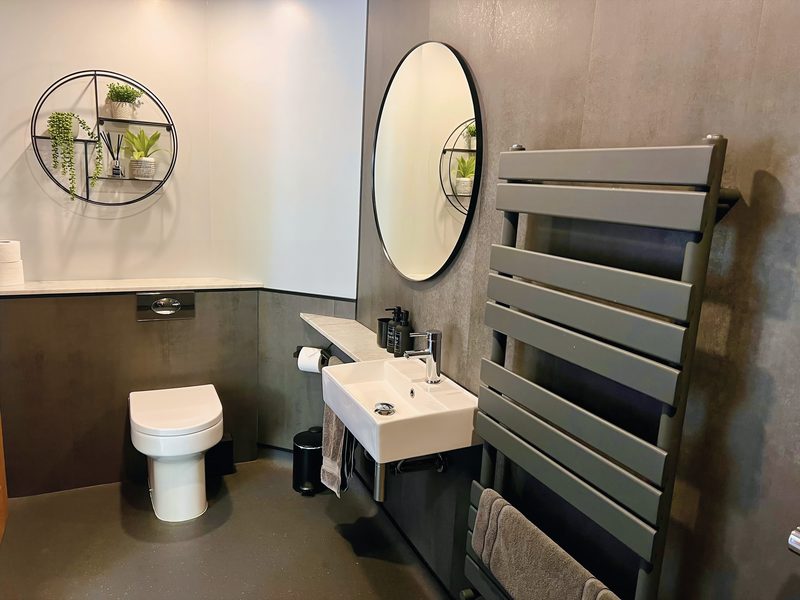 En-suite wet room, level access